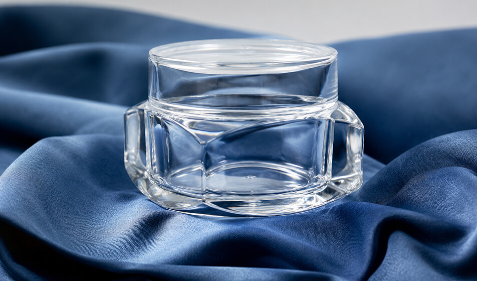 Il vasetto mantiene la presenza del vetro — spessore, riflessi, solidità percettiva — ma la resina ne alleggerisce peso e vincoli produttivi.
Foto courtesy of Candiani.