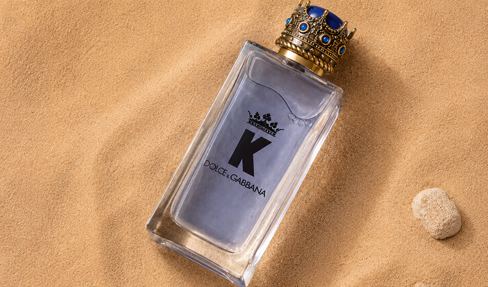 Dolce e Gabbana. Il tappo decorativo diventa elemento narrativo: corona, metallo e inserti colorati costruiscono un codice immediatamente riconoscibile. Foto courtesy of Candiani.